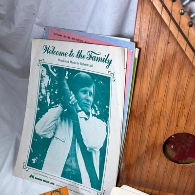 Music, instrument, Hagen Renaker miniatures