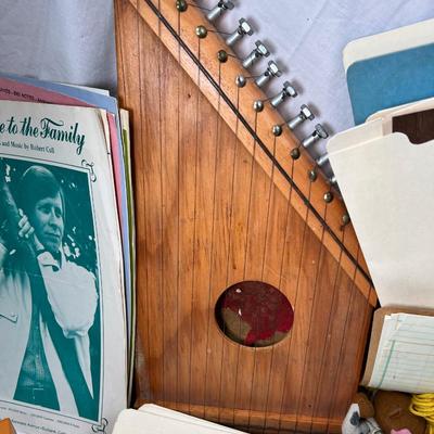 Music, instrument, Hagen Renaker miniatures