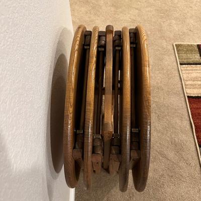 4 OVAL WOODEN TV TRAYS ON A STAND