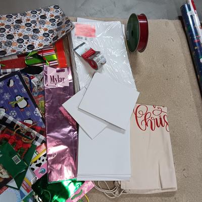 HOLIDAY GIFT WRAPPING SUPPLIES