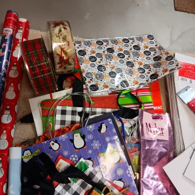 HOLIDAY GIFT WRAPPING SUPPLIES