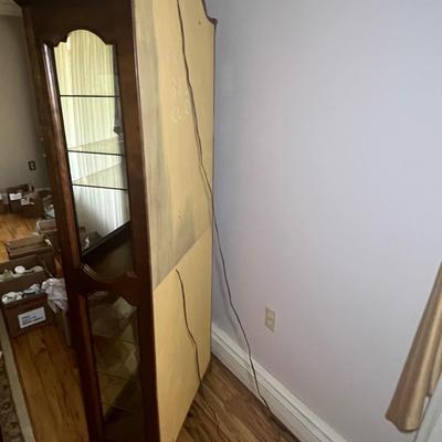 Curio Cabinet W/Key (DR-RG)