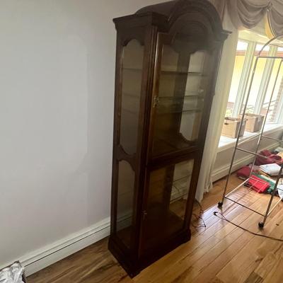 Curio Cabinet W/Key (DR-RG)