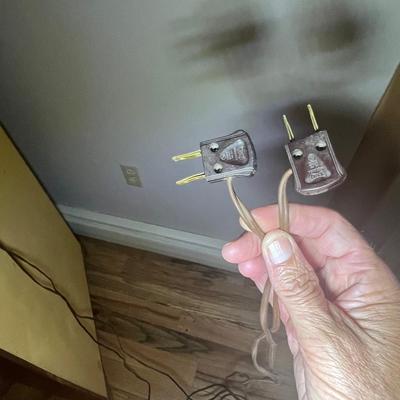 Curio Cabinet W/Key (DR-RG)