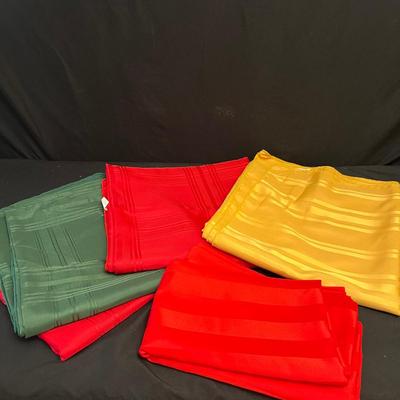 Tablecloths, Napkins & More - Includes New in Packaging (DR-RG)