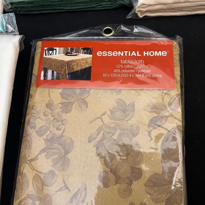 Tablecloths, Napkins & More - Includes New in Packaging (DR-RG)