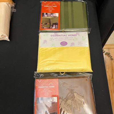 Tablecloths, Napkins & More - Includes New in Packaging (DR-RG)