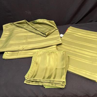 Tablecloths, Napkins & More - Includes New in Packaging (DR-RG)