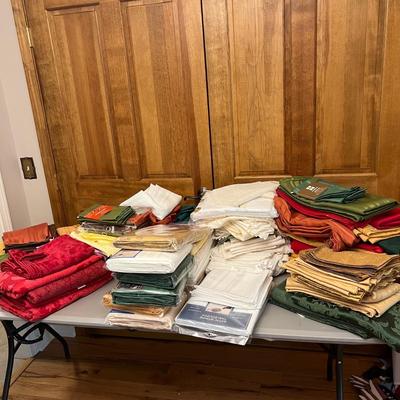 Tablecloths, Napkins & More - Includes New in Packaging (DR-RG)