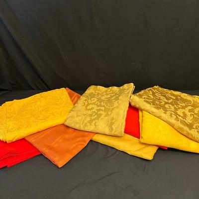 Tablecloths, Napkins & More - Includes New in Packaging (DR-RG)