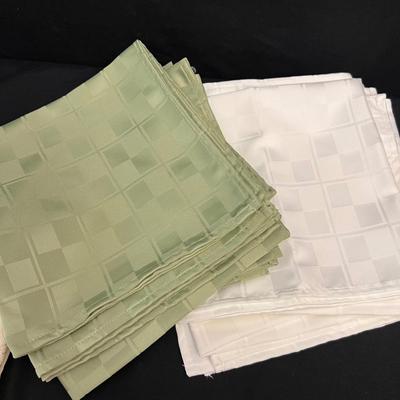 Tablecloths, Napkins & More - Includes New in Packaging (DR-RG)