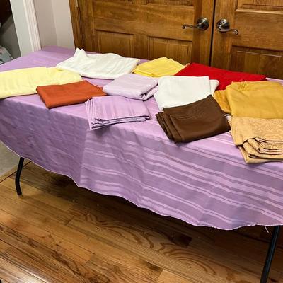 Tablecloths, Napkins & More - Includes New in Packaging (DR-RG)