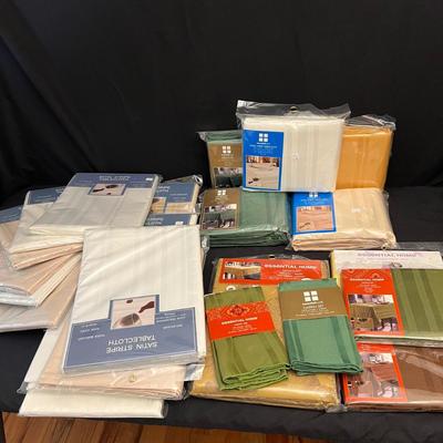 Tablecloths, Napkins & More - Includes New in Packaging (DR-RG)