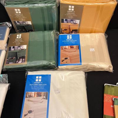 Tablecloths, Napkins & More - Includes New in Packaging (DR-RG)