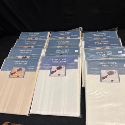 Tablecloths, Napkins & More - Includes New in Packaging (DR-RG)