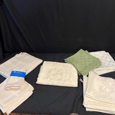 Tablecloths, Napkins & More - Includes New in Packaging (DR-RG)