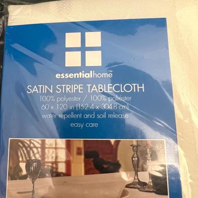 Tablecloths, Napkins & More - Includes New in Packaging (DR-RG)