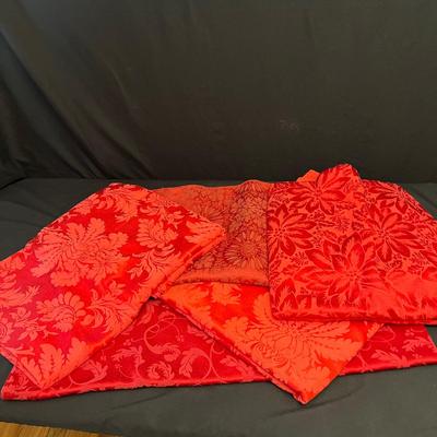 Tablecloths, Napkins & More - Includes New in Packaging (DR-RG)