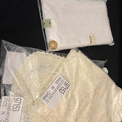 Tablecloths, Napkins & More - Includes New in Packaging (DR-RG)