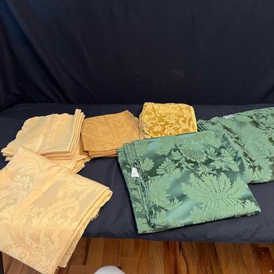 Tablecloths, Napkins & More - Includes New in Packaging (DR-RG)