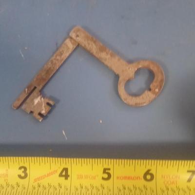 LOT 101 OLD FOLDING KEY