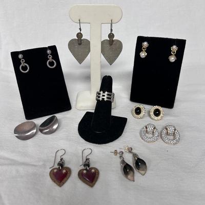 Eight Pairs of Pierced Earrings and Unique 925/750 Hinge Ring (BBC-BB)
