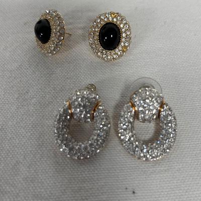 Eight Pairs of Pierced Earrings and Unique 925/750 Hinge Ring (BBC-BB)