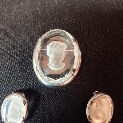 WARNER GLASS BROOCH AND MATCHING CLIP ON EARRINGS WITH ETCHED CAMEOS