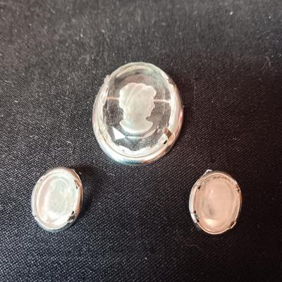 WARNER GLASS BROOCH AND MATCHING CLIP ON EARRINGS WITH ETCHED CAMEOS
