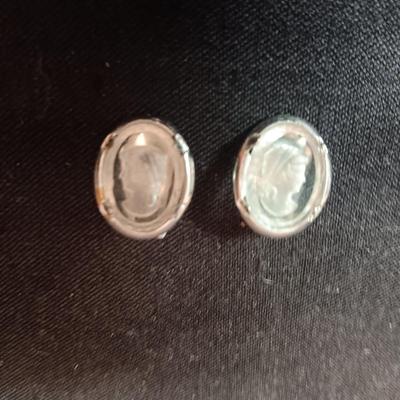 WARNER GLASS BROOCH AND MATCHING CLIP ON EARRINGS WITH ETCHED CAMEOS