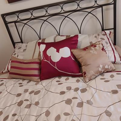 COMPLETE QUEEN COMFORTER SET