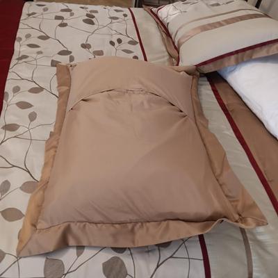 COMPLETE QUEEN COMFORTER SET