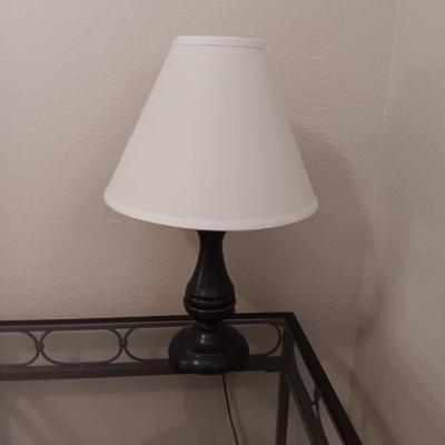 2 TIER IRON FRAME SIDE TABLE WITH GLASS TOP, SMALL LAMP AND SILK FLOWERS