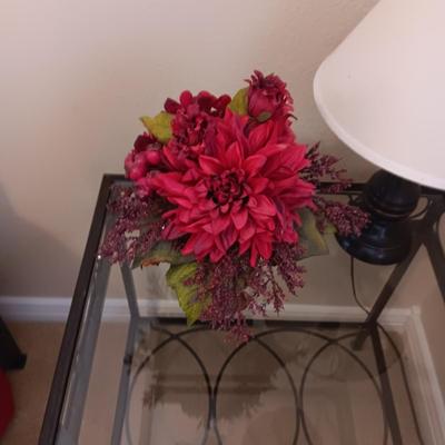 2 TIER IRON FRAME SIDE TABLE WITH GLASS TOP, SMALL LAMP AND SILK FLOWERS
