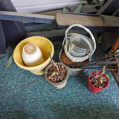 Assortment Of Plastic & Ceramic Pots