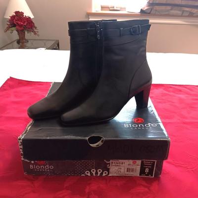 LIKE NEW BLACK BLONDO CANADA LADIES SHORT BOOTS SIZE 8