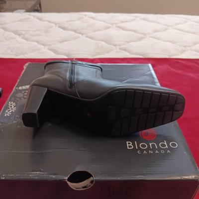 LIKE NEW BLACK BLONDO CANADA LADIES SHORT BOOTS SIZE 8