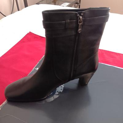 LIKE NEW BLACK BLONDO CANADA LADIES SHORT BOOTS SIZE 8
