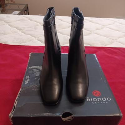 LIKE NEW BLACK BLONDO CANADA LADIES SHORT BOOTS SIZE 8