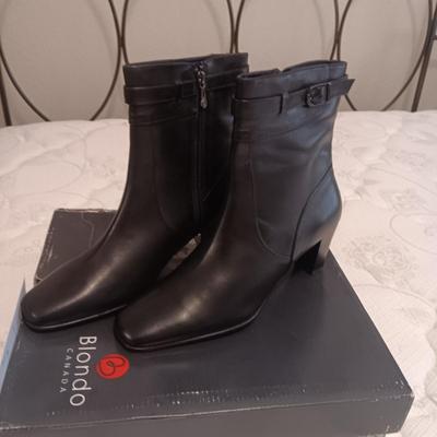 LIKE NEW BLACK BLONDO CANADA LADIES SHORT BOOTS SIZE 8