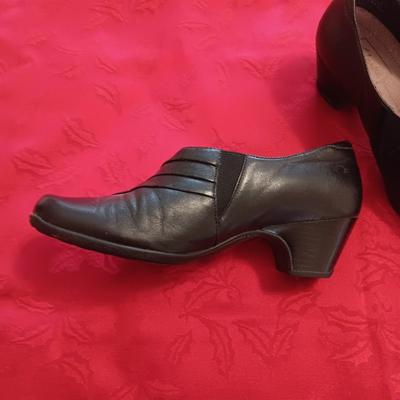 LADIES ECCO (38) & CLARKS EVERYDAY (7 1/2) SLIP ON SHOES