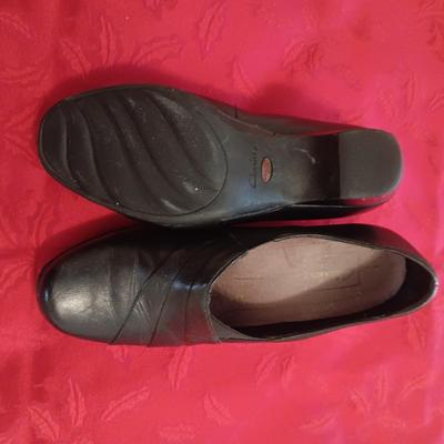 LADIES ECCO (38) & CLARKS EVERYDAY (7 1/2) SLIP ON SHOES