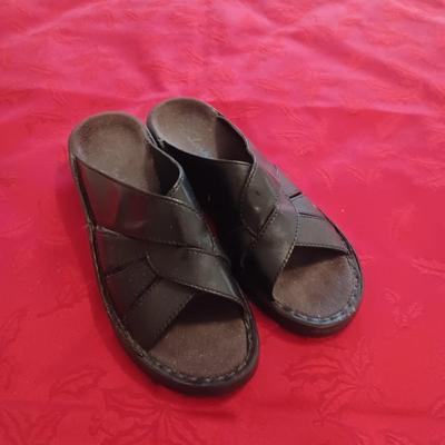 LADIES LL BEAN LEATHER SHOES (7) AND CLARKS LEATHER SANDALS (8M)