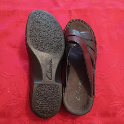 LADIES LL BEAN LEATHER SHOES (7) AND CLARKS LEATHER SANDALS (8M)