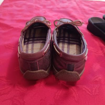 LADIES LL BEAN LEATHER SHOES (7) AND CLARKS LEATHER SANDALS (8M)