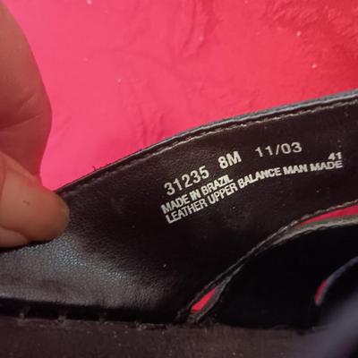LADIES LL BEAN LEATHER SHOES (7) AND CLARKS LEATHER SANDALS (8M)