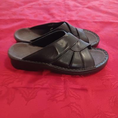 LADIES LL BEAN LEATHER SHOES (7) AND CLARKS LEATHER SANDALS (8M)