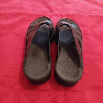 LADIES LL BEAN LEATHER SHOES (7) AND CLARKS LEATHER SANDALS (8M)