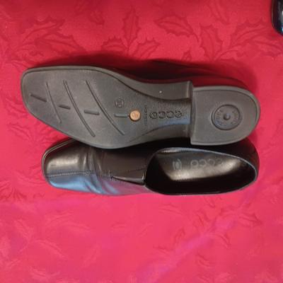 LADIES ECCO LIGHT CASUAL SHOES (38) AND CLARKS COLLECTION DRESS SHOES (7 1/2)