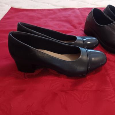 LADIES ECCO LIGHT CASUAL SHOES (38) AND CLARKS COLLECTION DRESS SHOES (7 1/2)